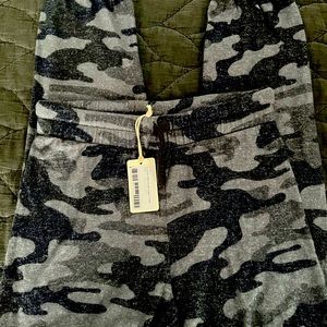 Z Supply Girls Bella Camo Joggers size large - new with tags